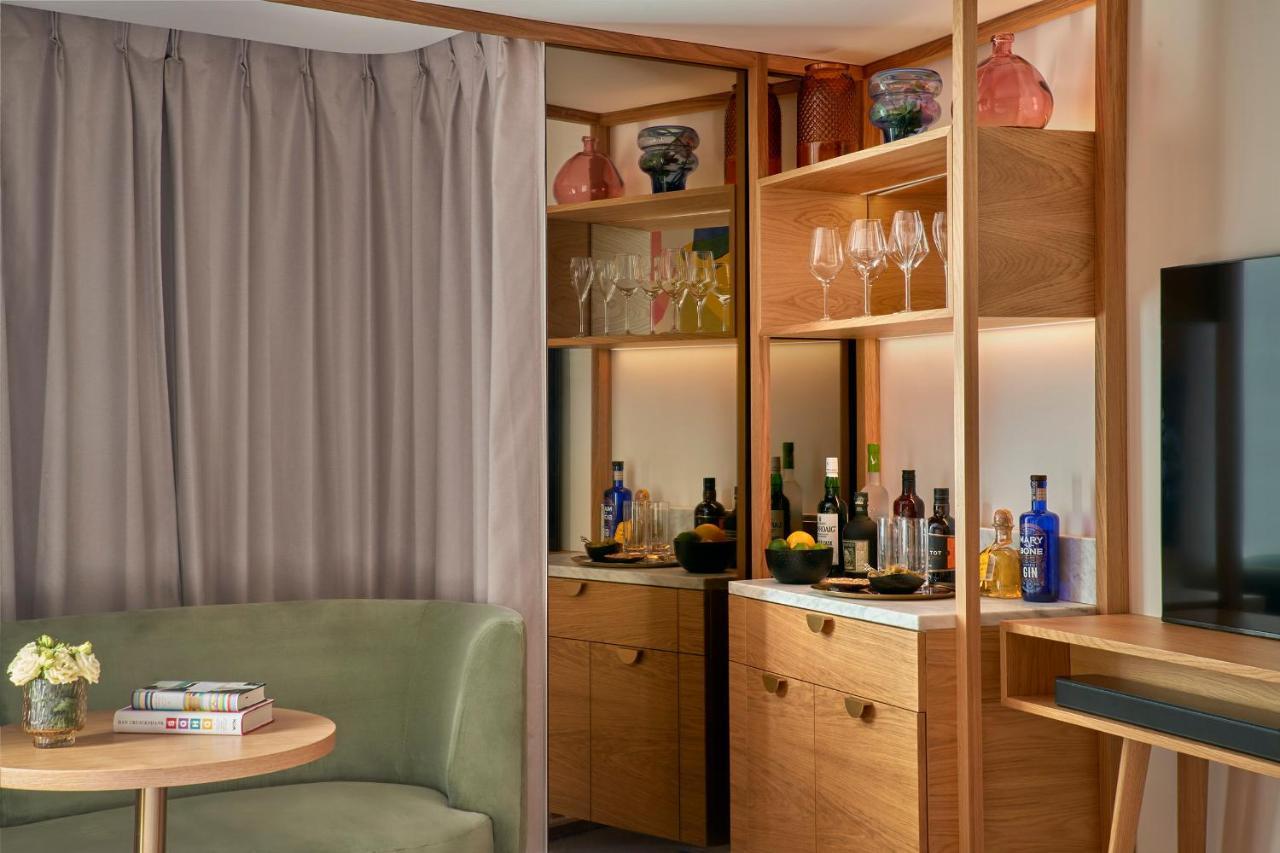 The Botree - Preferred Hotels And Resorts London Exterior foto A wet bar in a hotel room